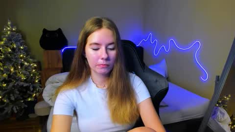 Snapshot of emilyy____ chatting on December 20, 10:00 am Emily online show from December 20, 10:00 am