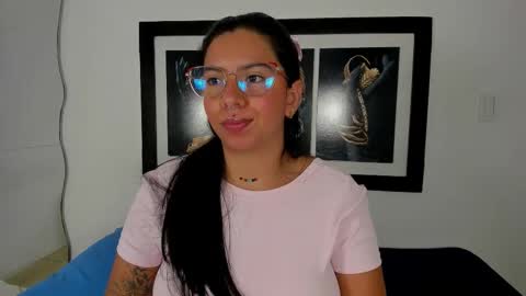 Snapshot of emilyy_cooperr chatting on January 17, 12:10 pm emilyy_cooperr online show from January 17, 12:10 pm