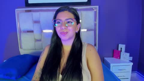 emilyy_cooperr online show from February 19, 12:23 pm