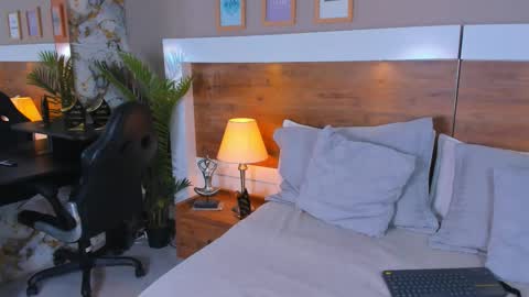 Snapshot of emma_bakker_ chatting on March 24, 10:20 am Emma online show from March 24, 10:20 am