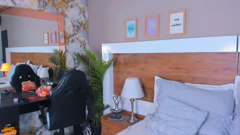 Snapshot of emma_bakker_ chatting on March 25, 7:25 am Emma online show from March 25, 7:25 am