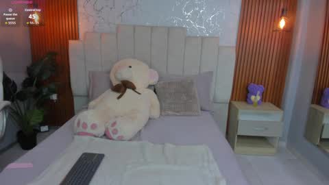 Snapshot of emma_bakker_ chatting on April 2, 6:44 am Emma online show from April 2, 6:44 am