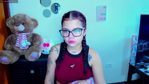 Snapshot of emma_boo_ chatting on April 12, 4:23 pm emma_boo_ online show from April 12, 4:23 pm