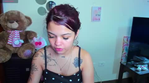 Snapshot of emma_boo_ chatting on April 15, 5:53 pm emma_boo_ online show from April 15, 5:53 pm