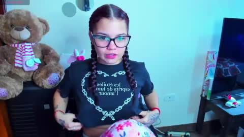Snapshot of emma_boo_ chatting on April 25, 2:58 pm emma_boo_ online show from April 25, 2:58 pm