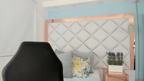 Snapshot of emma_castilloo chatting on October 26, 6:30 am Emma Castillo online show from October 26, 6:30 am