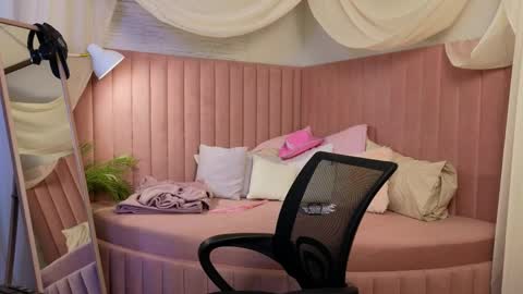 Snapshot of emma_chaser chatting on April 2, 1:36 am emma_chaser online show from April 2, 1:36 am