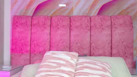 Snapshot of emma_curvy1 chatting on February 20, 3:25 am Emma online show from February 20, 3:25 am