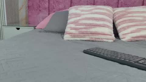 Snapshot of emma_curvy1 chatting on March 3, 3:01 am Emma online show from March 3, 3:01 am