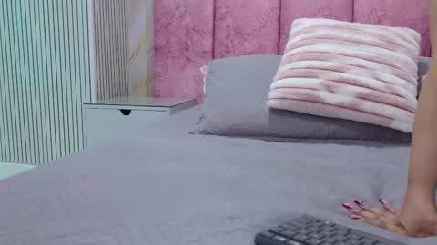 Snapshot of emma_curvy1 chatting on March 4, 3:01 am Emma online show from March 4, 3:01 am