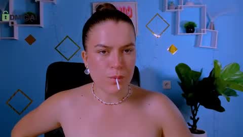 Snapshot of emma_dark_ chatting on July 12, 9:22 am emma_dark_ online show from July 12, 9:22 am