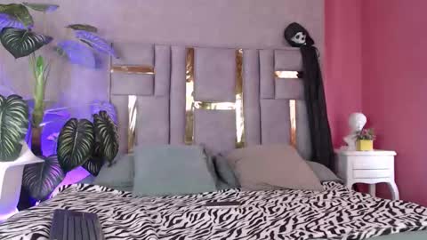 Snapshot of emma_fg chatting on October 22, 12:27 pm Valeria  online show from October 22, 12:27 pm
