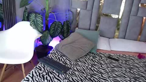 Snapshot of emma_fg chatting on October 24, 1:18 pm Valeria  online show from October 24, 1:18 pm