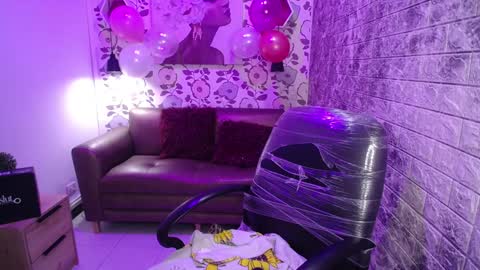 Snapshot of emma_garciaa_ chatting on February 4, 3:33 am emma online show from February 4, 3:33 am