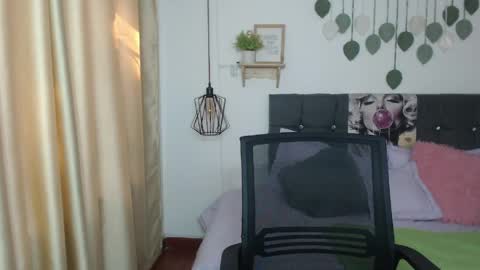 Snapshot of emma_hassani chatting on April 4, 1:41 pm Tell me Emma online show from April 4, 1:41 pm