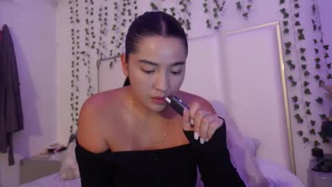 Snapshot of emma_johnson_ chatting on April 8, 2:44 am emma_johnson_ online show from April 8, 2:44 am