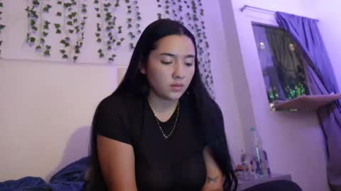Snapshot of emma_johnson_ chatting on April 18, 3:32 am emma_johnson_ online show from April 18, 3:32 am