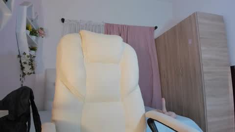 Emma online show from October 15, 6:52 pm