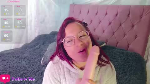 Snapshot of emma_luna1986 chatting on December 23, 4:01 am Emma online show from December 23, 4:01 am