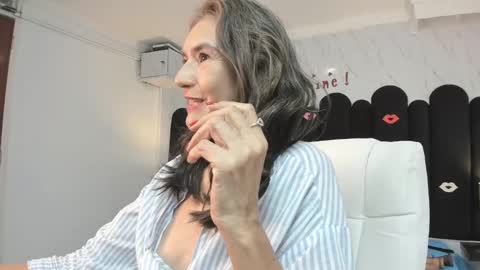 Snapshot of emma_mendoza chatting on February 18, 6:37 pm Emma online show from February 18, 6:37 pm