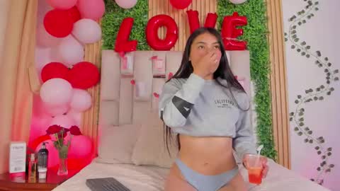 Snapshot of emma_nmm chatting on February 19, 7:32 pm Emma online show from February 19, 7:32 pm