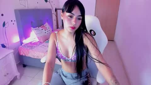 Snapshot of emma_rouxx chatting on March 27, 8:08 pm emma_rouxx online show from March 27, 8:08 pm