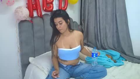 Snapshot of emma_saenz01 chatting on June 15, 5:42 am emma_saenz01 online show from June 15, 5:42 am
