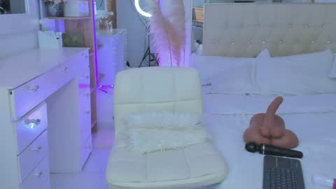 Snapshot of emma_smith13 chatting on February 5, 9:50 pm HI IM NEW online show from February 5, 9:50 pm