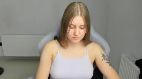 Snapshot of emma_sweettyy chatting on July 13, 5:21 am Emma online show from July 13, 5:21 am