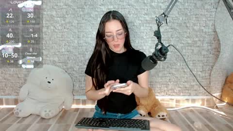 Snapshot of emma_unu chatting on April 8, 3:06 am Emma online show from April 8, 3:06 am