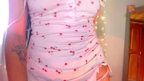 Snapshot of emma_web_ chatting on February 13, 6:59 pm Emma web online show from February 13, 6:59 pm