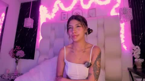 emmaa00_ online show from May 7, 6:24 pm