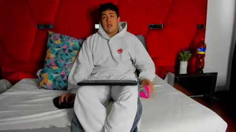 Snapshot of emmaanddemon chatting on December 20, 1:18 pm EmmaAndDemon online show from December 20, 1:18 pm