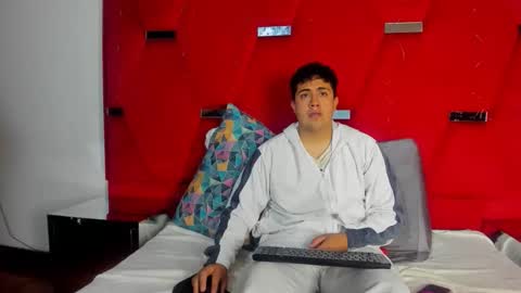 Snapshot of emmaanddemon chatting on December 21, 12:34 pm EmmaAndDemon online show from December 21, 12:34 pm