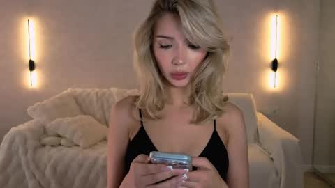 Snapshot of emmakeam_ chatting on May 5, 3:14 am Emma online show from May 5, 3:14 am