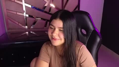 Snapshot of emmalee_a chatting on December 13, 1:55 pm Emma online show from December 13, 1:55 pm