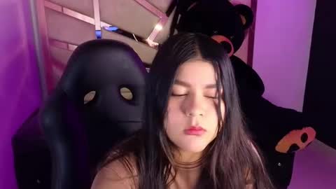 Snapshot of emmalee_a chatting on December 23, 10:53 am Emma online show from December 23, 10:53 am