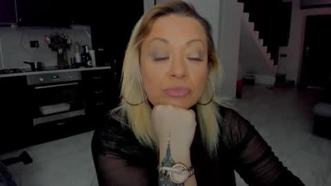 Snapshot of emmamaturre chatting on November 22, 11:26 pm Emma online show from November 22, 11:26 pm