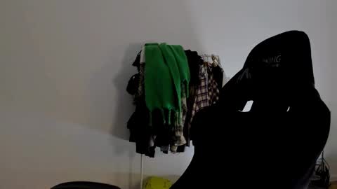 Snapshot of emmamon chatting on December 5, 8:00 pm Emma online show from December 5, 8:00 pm