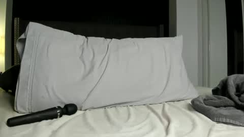 Snapshot of emmarosebvip chatting on December 10, 12:28 am Emma Rose B. online show from December 10, 12:28 am