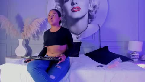 Snapshot of emmasandoval_ chatting on September 30, 9:53 pm Emma online show from September 30, 9:53 pm
