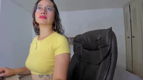 Snapshot of emmatorres9 chatting on December 23, 1:03 pm Emma Torres online show from December 23, 1:03 pm