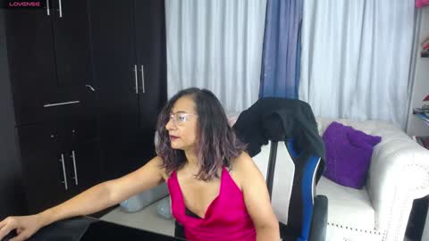 Snapshot of emmilychevalier chatting on December 31, 2:08 am Emmily online show from December 31, 2:08 am