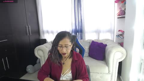Snapshot of emmilychevalier chatting on December 31, 10:01 pm Emmily online show from December 31, 10:01 pm