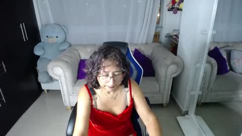 Snapshot of emmilychevalier chatting on February 6, 12:00 am Emmily online show from February 6, 12:00 am