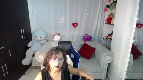 Snapshot of emmilychevalier chatting on March 7, 2:25 am Emmily online show from March 7, 2:25 am