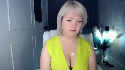 Snapshot of emmmam chatting on October 7, 7:49 am emmmam online show from October 7, 7:49 am