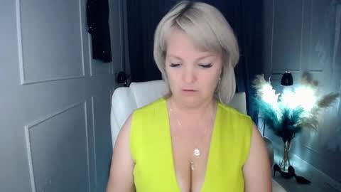 Snapshot of emmmam chatting on October 18, 1:23 pm emmmam online show from October 18, 1:23 pm