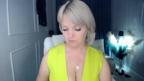 Snapshot of emmmam chatting on October 19, 1:28 am emmmam online show from October 19, 1:28 am