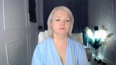 Snapshot of emmmam chatting on October 25, 6:10 am emmmam online show from October 25, 6:10 am